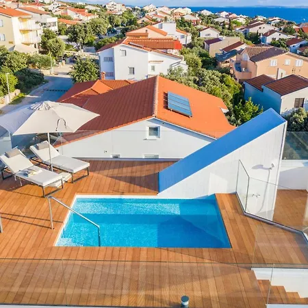 Bekina, Stylish Rooftop Pool Holiday home Mandre