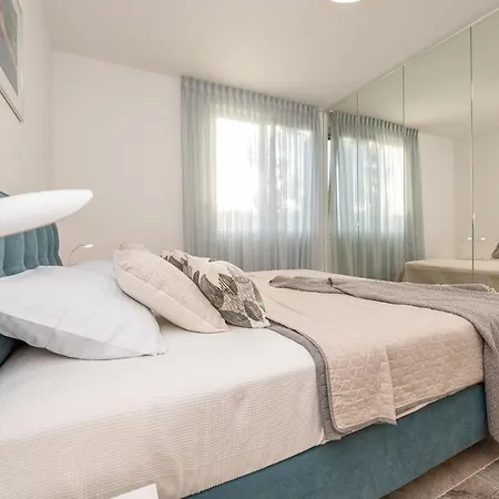 Feriehus Bekina, Stylish Rooftop Pool Mandre