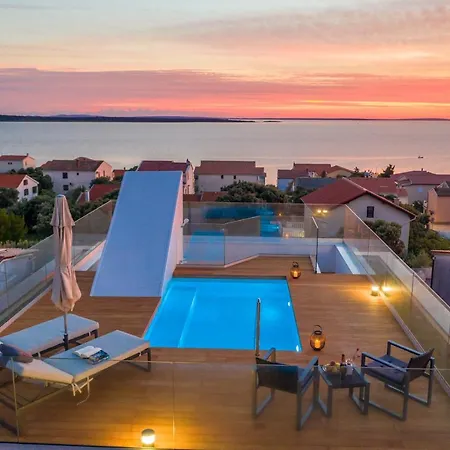 Bekina, Stylish Rooftop Pool Mandre