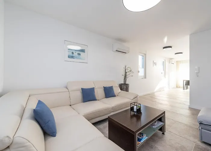 Bekina, Stylish Rooftop Pool * מאנדרה