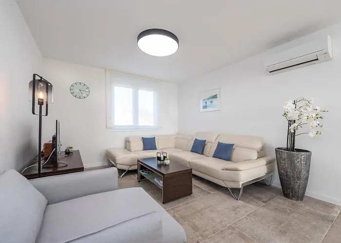 Bekina, Stylish Rooftop Pool *