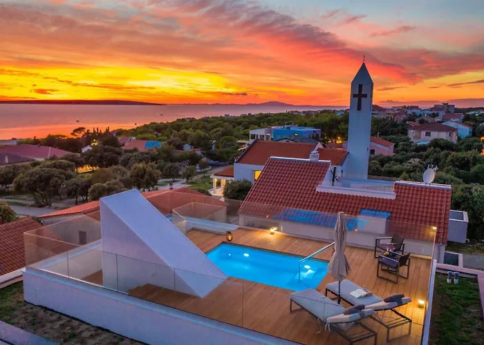 בית נופש Bekina, Stylish Rooftop Pool מאנדרה