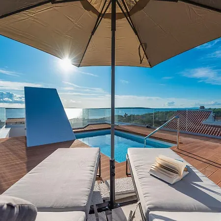 Bekina, Stylish Rooftop Pool Holiday home