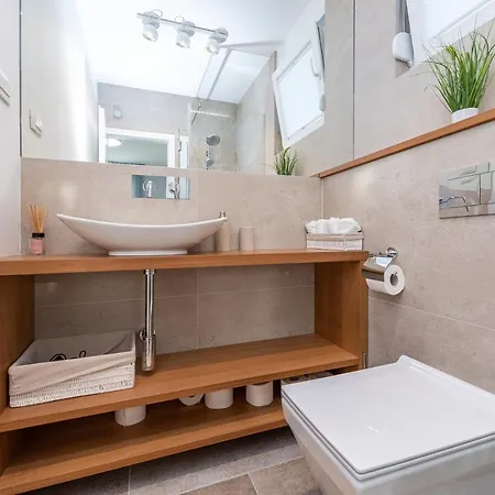 Holiday home Bekina, Stylish Rooftop Pool *
