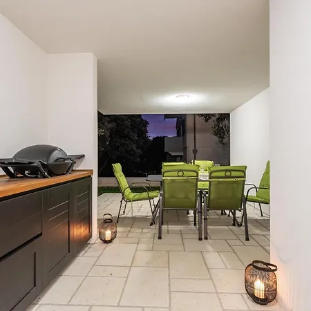 Holiday home Bekina, Stylish Rooftop Pool