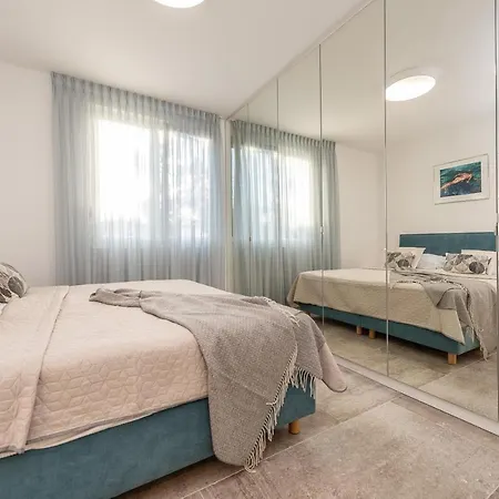 Holiday home Bekina, Stylish Rooftop Pool *
