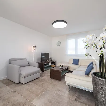 Bekina, Stylish Rooftop Pool Holiday home Mandre