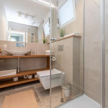 Holiday home Bekina, Stylish Rooftop Pool Mandre