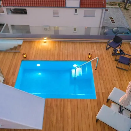 Bekina, Stylish Rooftop Pool Holiday home