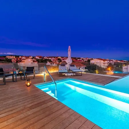 Holiday home Bekina, Stylish Rooftop Pool