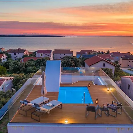 Bekina, Stylish Rooftop Pool Vikendica Mandre