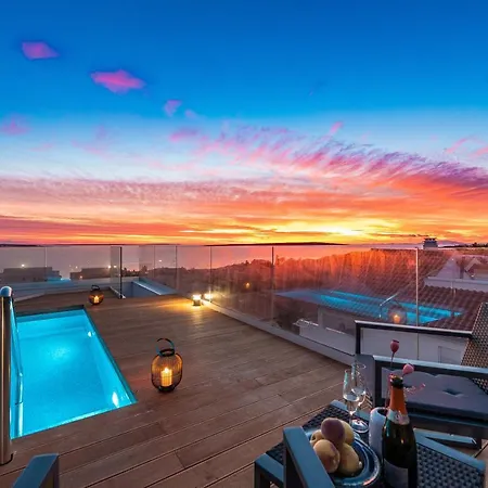 Bekina, Stylish Rooftop Pool ماندري